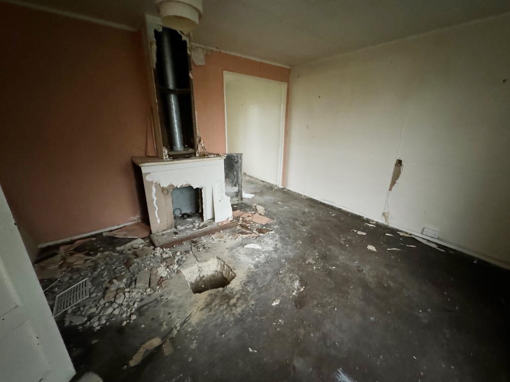 Lot: 93 - THREE-BEDROOM HOUSE FOR IMPROVEMENT AND REPAIR - Living room